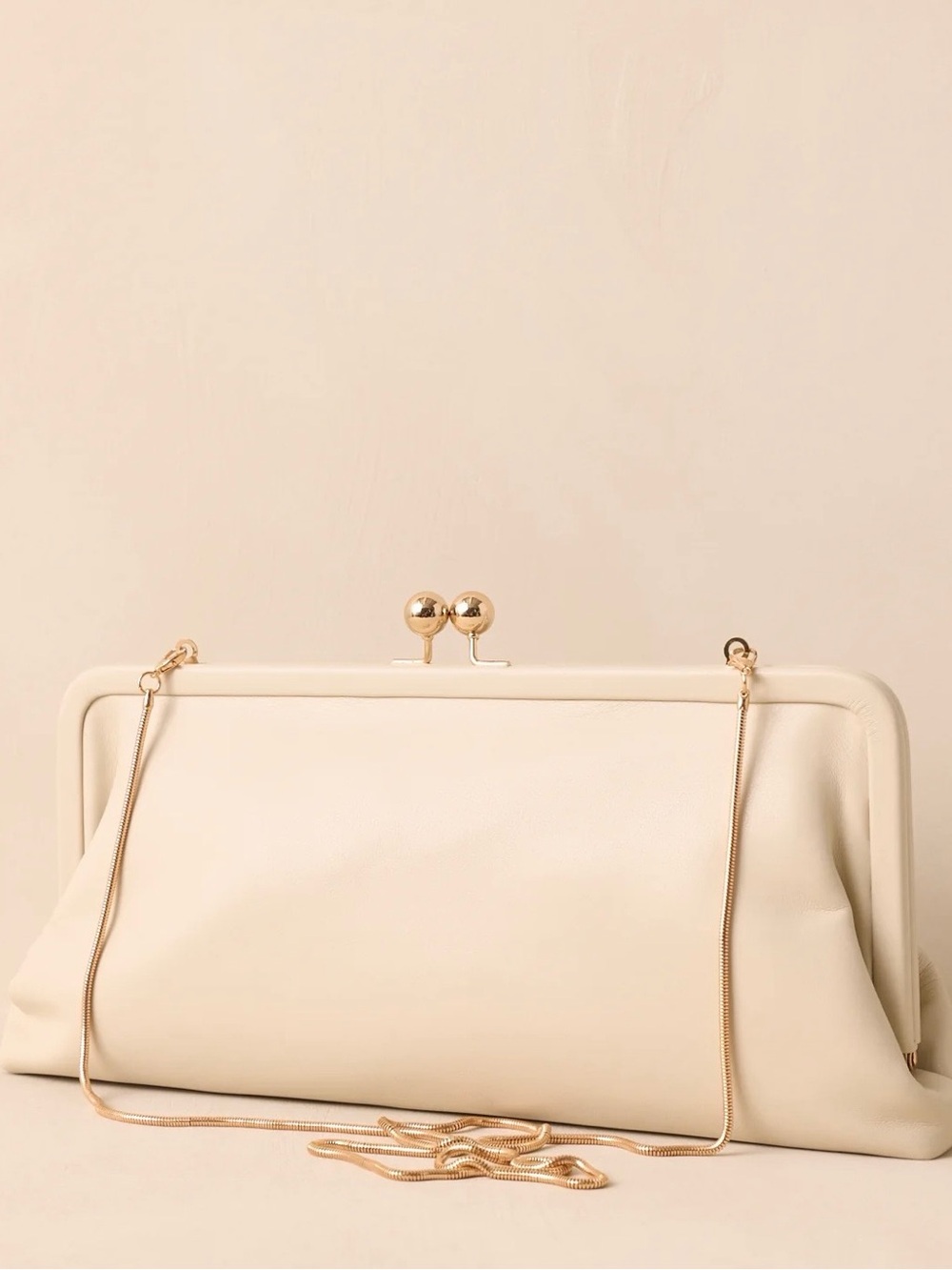 NWT Urban Expressions Cream Kisslock Shoulder Bag with Chain. Sold out on line!